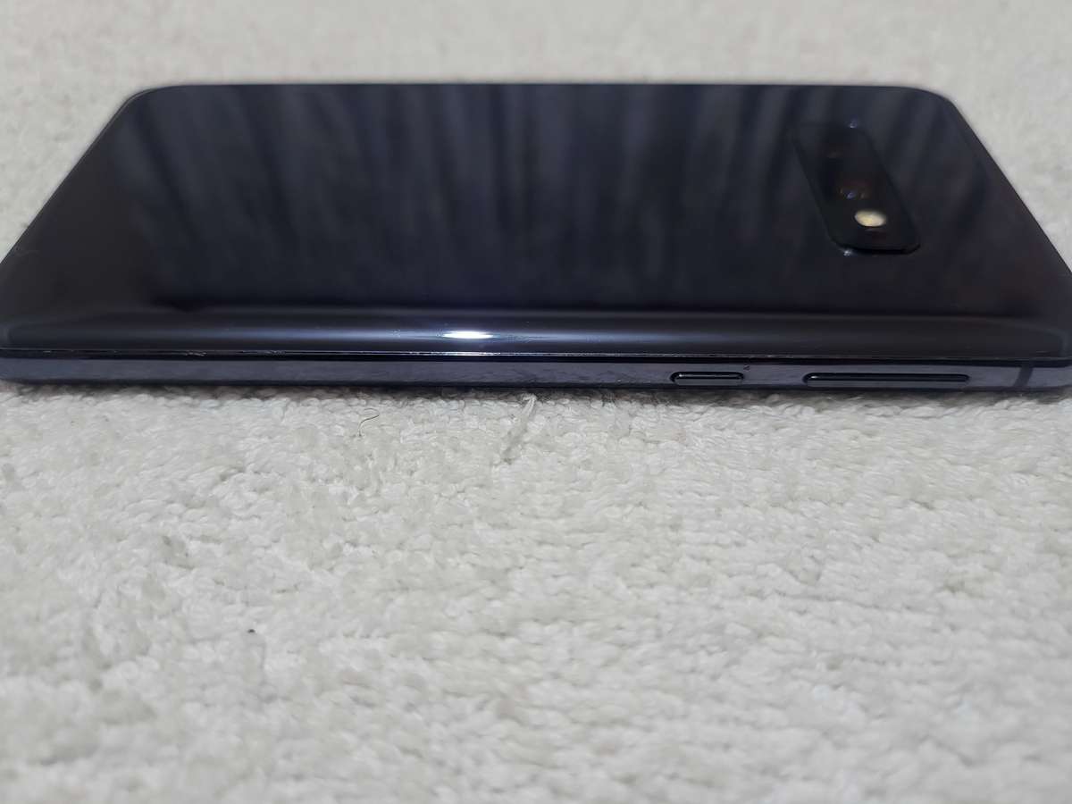 Samsung Galaxy S10e 128GB Prism Black With Extras