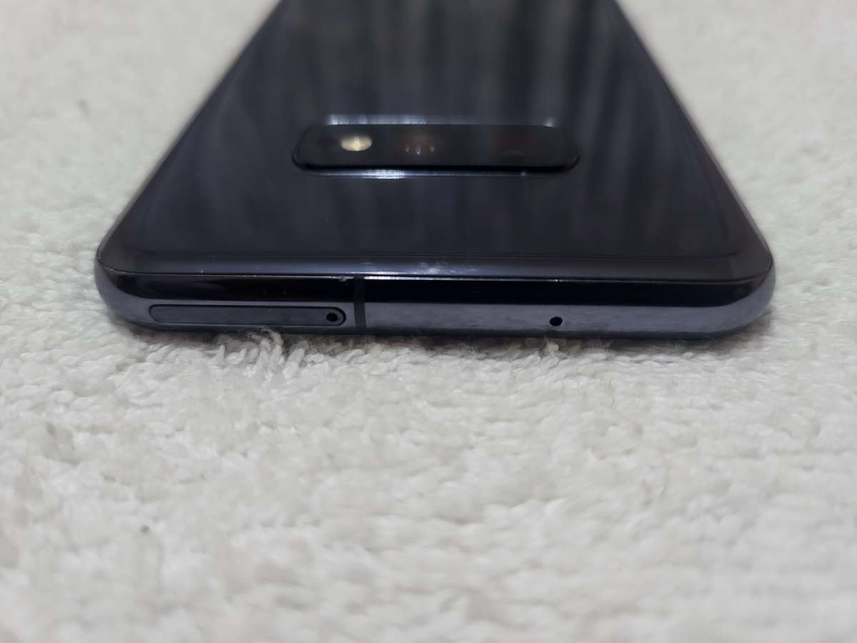 Samsung Galaxy S10e 128GB Prism Black With Extras