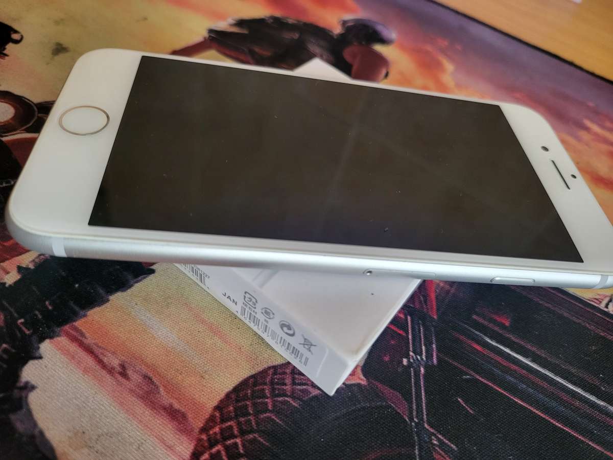 iPhone 8 - Silver - 256GB - EXCELLENT CONDITION - Complete Package