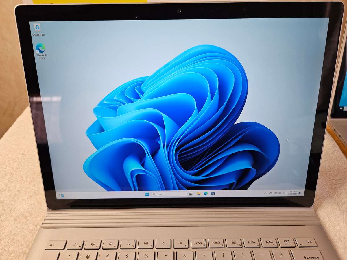 Microsoft Surface Book 3 - 2 in 1 - i7 10th Gen - 16GB - 256 SSD - Touch Screen - Excellent