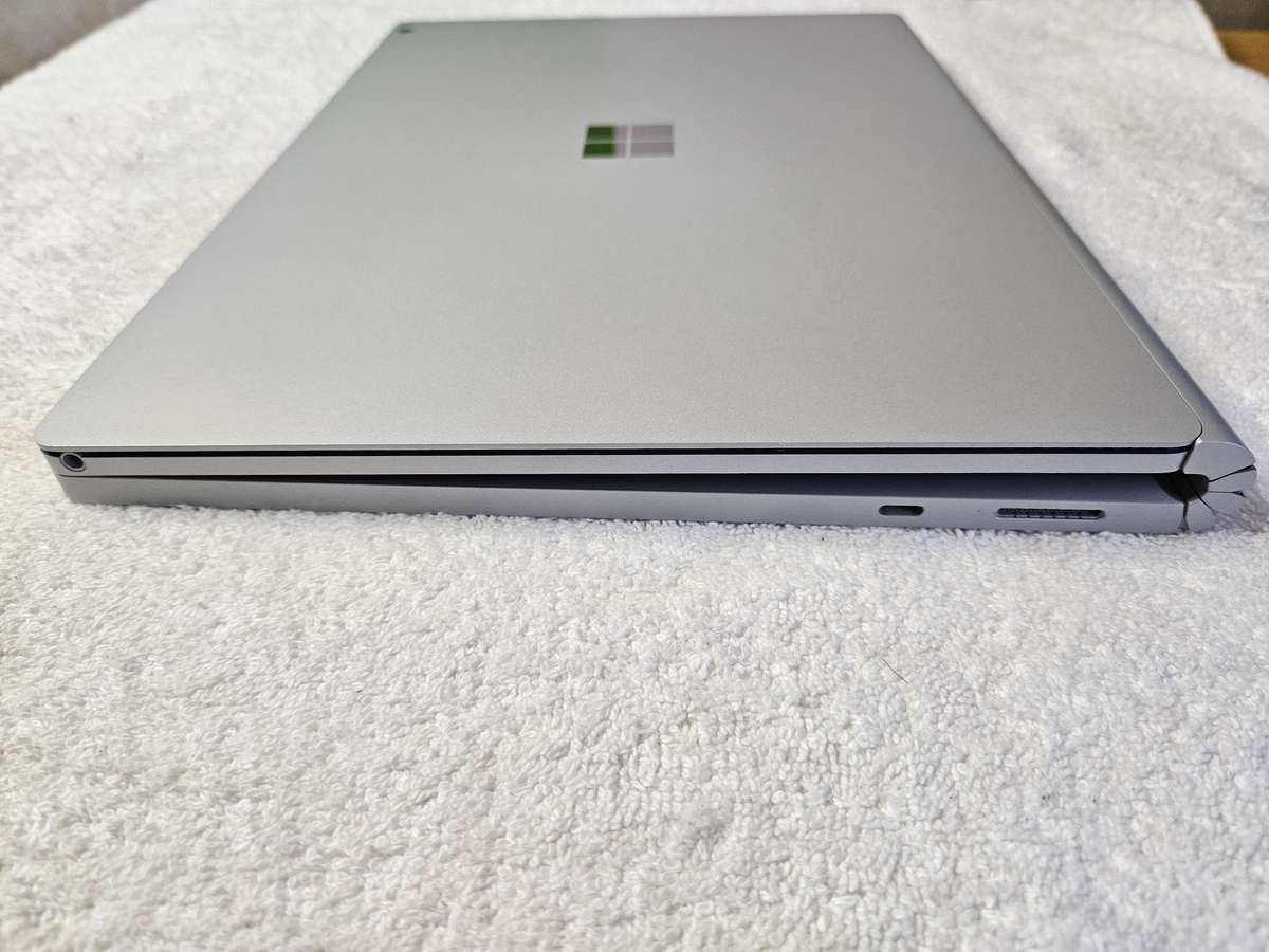 Microsoft Surface Book 3 - 2 in 1 - i7 10th Gen - 16GB - 256 SSD - Touch Screen - Excellent