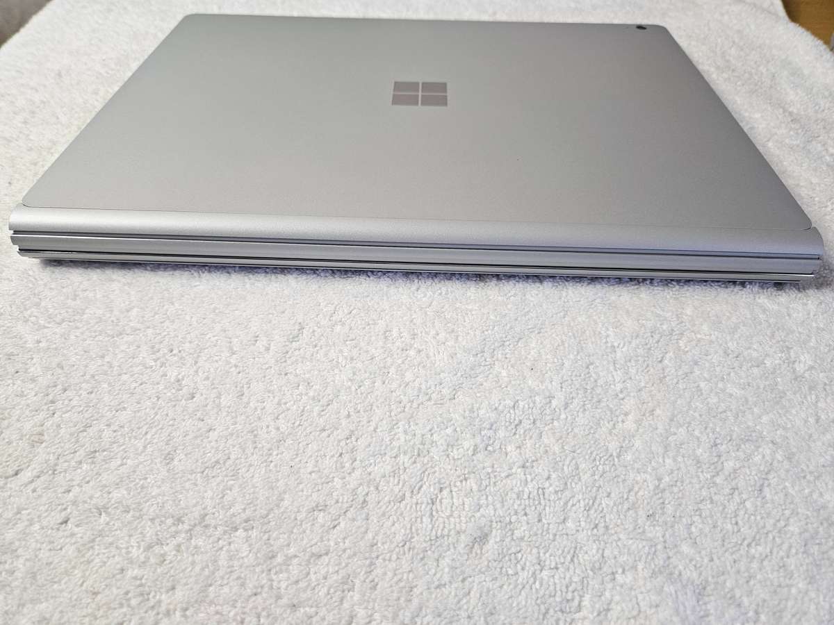 Microsoft Surface Book 3 - 2 in 1 - i7 10th Gen - 16GB - 256 SSD - Touch Screen - Excellent