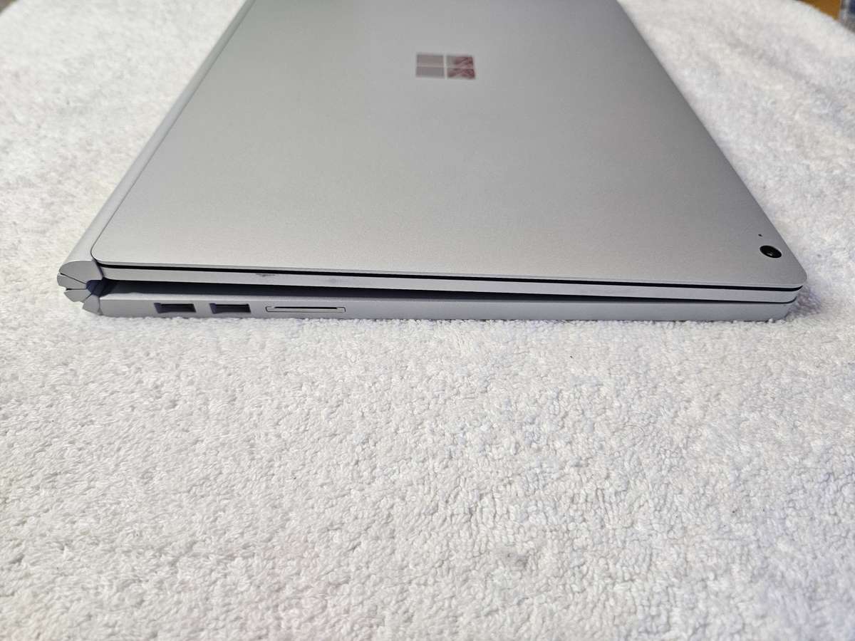 Microsoft Surface Book 3 - 2 in 1 - i7 10th Gen - 16GB - 256 SSD - Touch Screen - Excellent