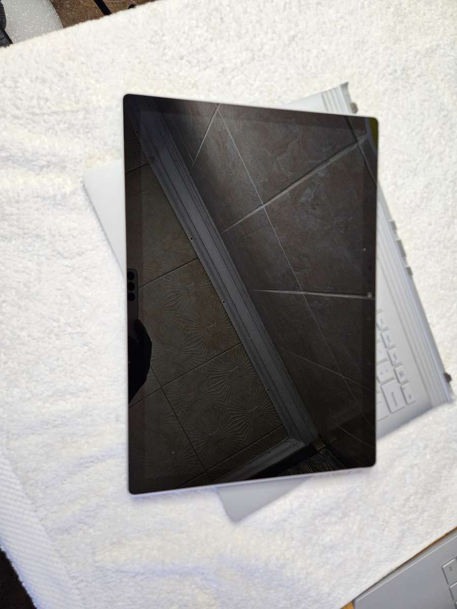 Microsoft Surface Book 3 - 2 in 1 - i7 10th Gen - 16GB - 256 SSD - Touch Screen - Excellent