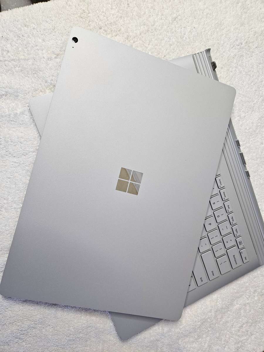 Microsoft Surface Book 3 | 2 in 1 | 10th Gen i5, 8GB, 256GB SSD | Touch Screen