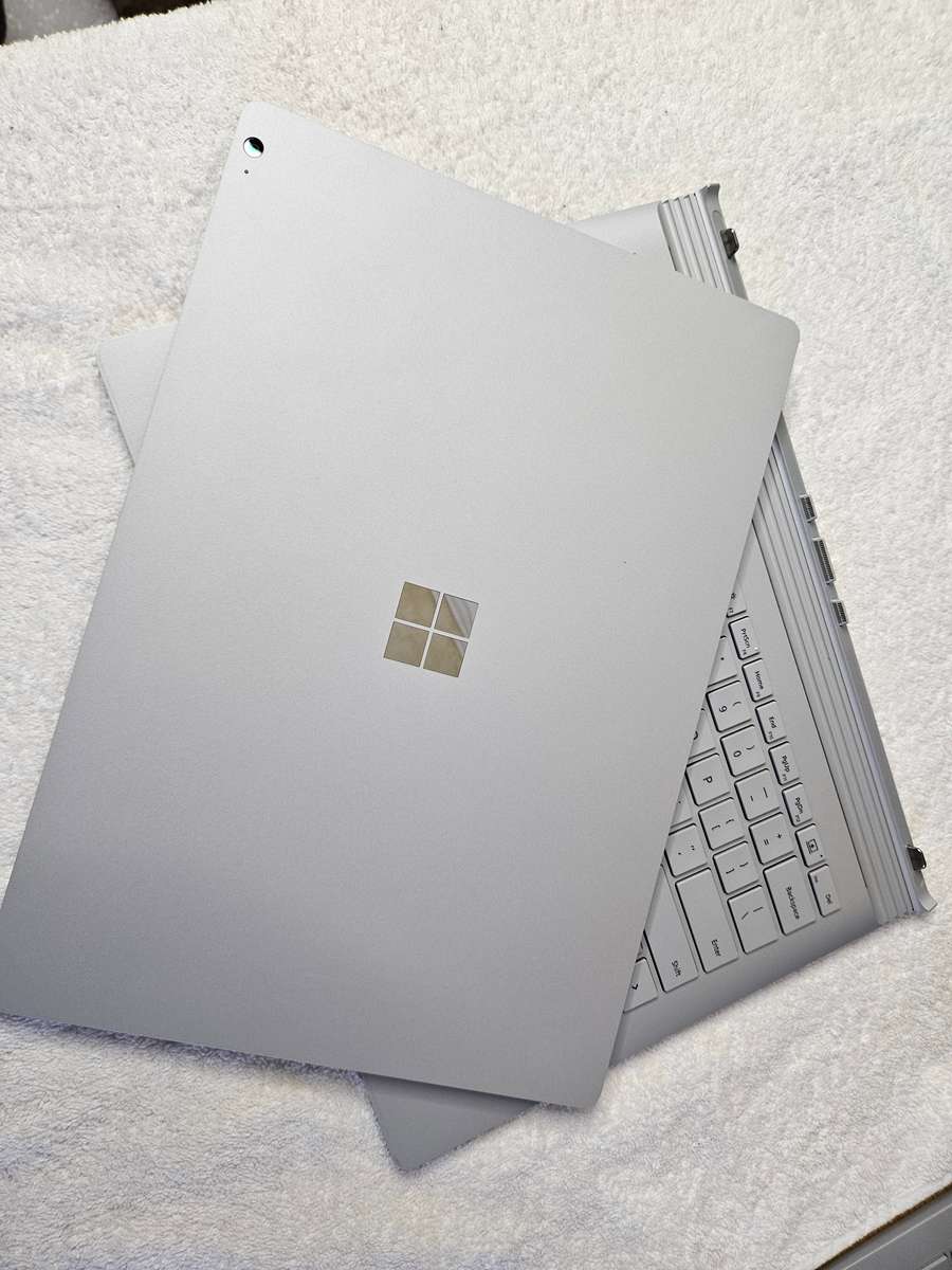 Microsoft Surface Book 3 - 2 in 1 - i7 10th Gen - 16GB - 256 SSD - Touch Screen - Excellent