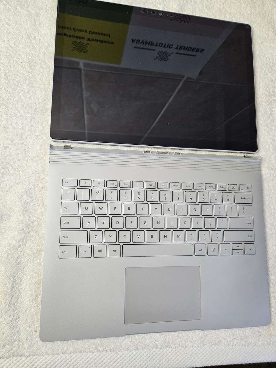 Microsoft Surface Book 2 - 2 in 1 - i5 7th Gen - 8GB - 256 SSD - Touch Screen - Excellent