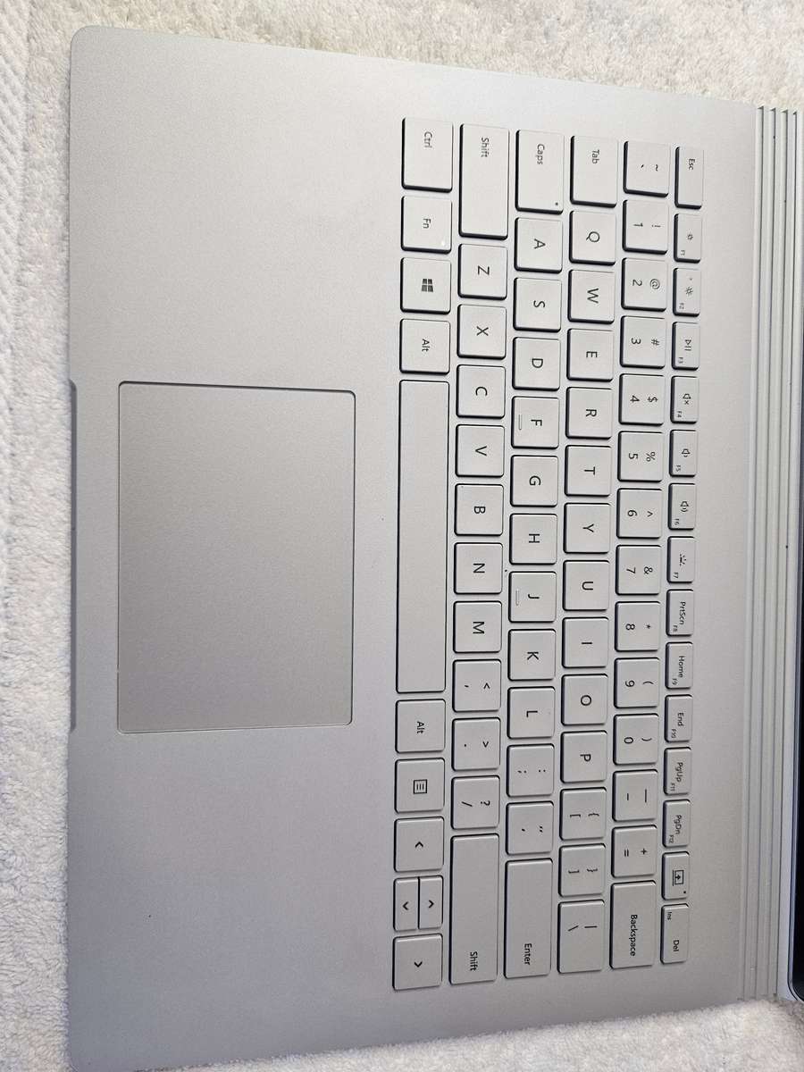 Microsoft Surface Book 2 - 2 in 1 - i5 7th Gen - 8GB - 256 SSD - Touch Screen - Excellent