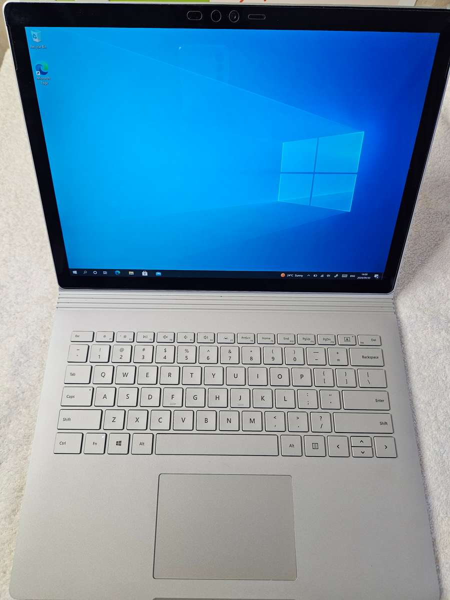 Microsoft Surface Book 2 - 2 in 1 - i5 7th Gen - 8GB - 256 SSD - Touch Screen - Excellent