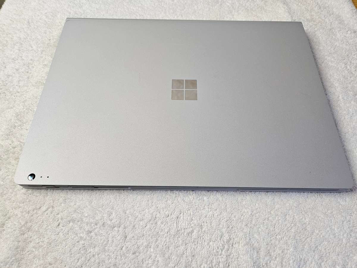 Microsoft Surface Book 2 - 2 in 1 - i5 7th Gen - 8GB - 256 SSD - Touch Screen - Excellent