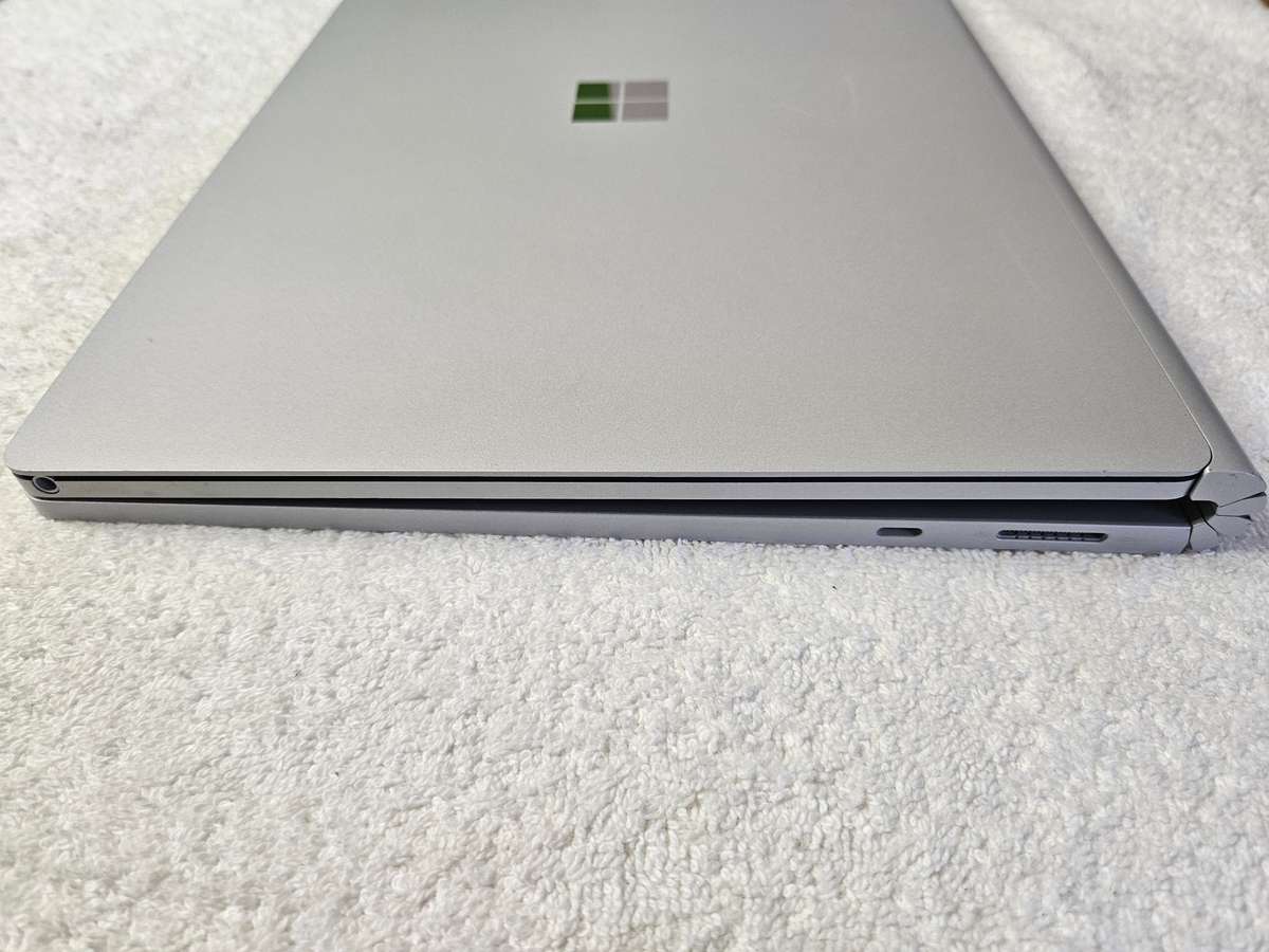 Microsoft Surface Book 2 - 2 in 1 - i5 7th Gen - 8GB - 256 SSD - Touch Screen - Excellent