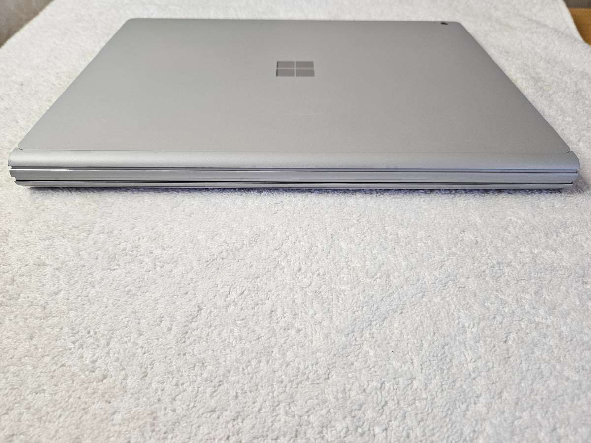 Microsoft Surface Book 2 - 2 in 1 - i5 7th Gen - 8GB - 256 SSD - Touch Screen - Excellent