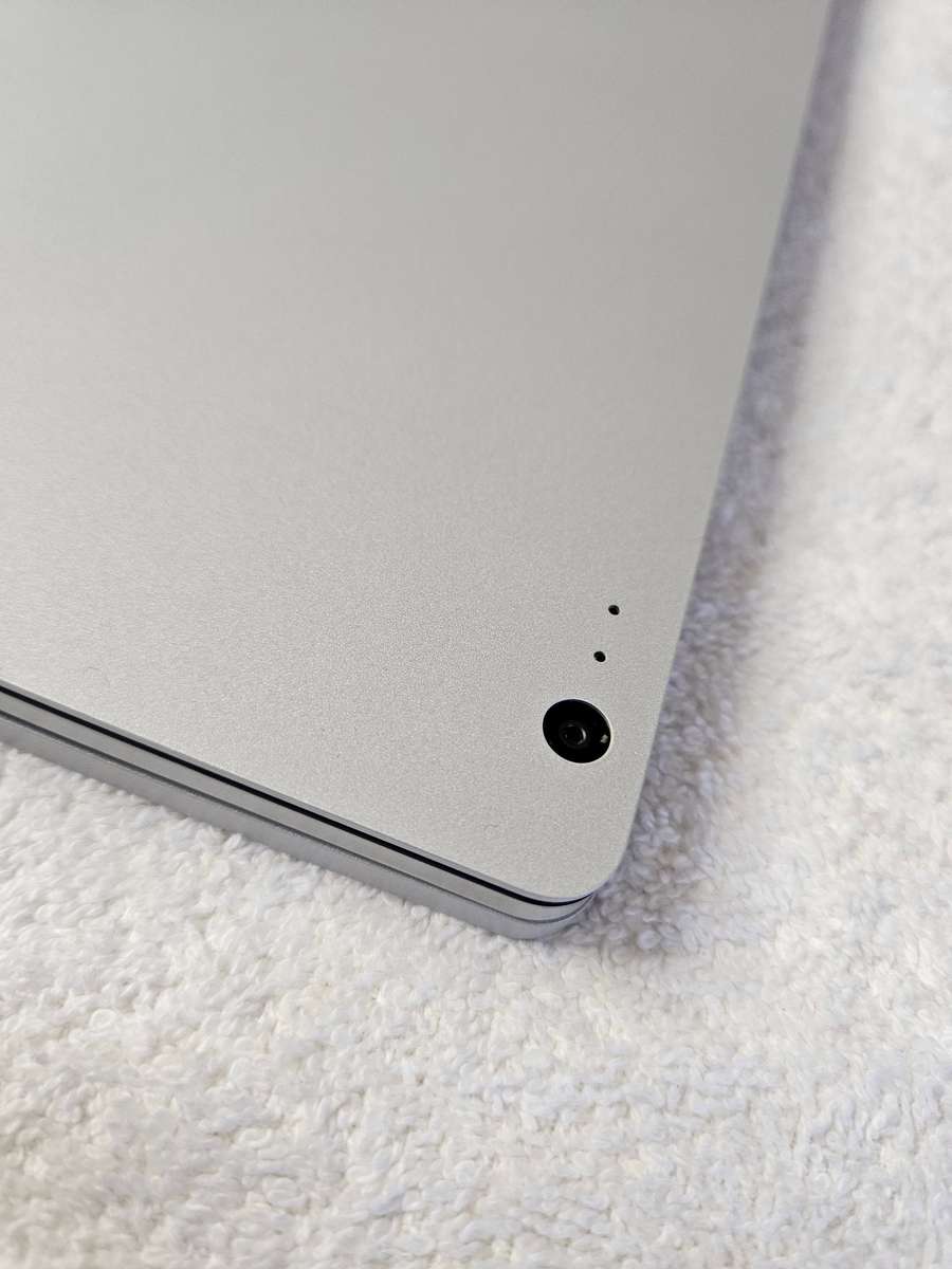 Microsoft Surface Book 2 - 2 in 1 - i5 7th Gen - 8GB - 256 SSD - Touch Screen - Excellent