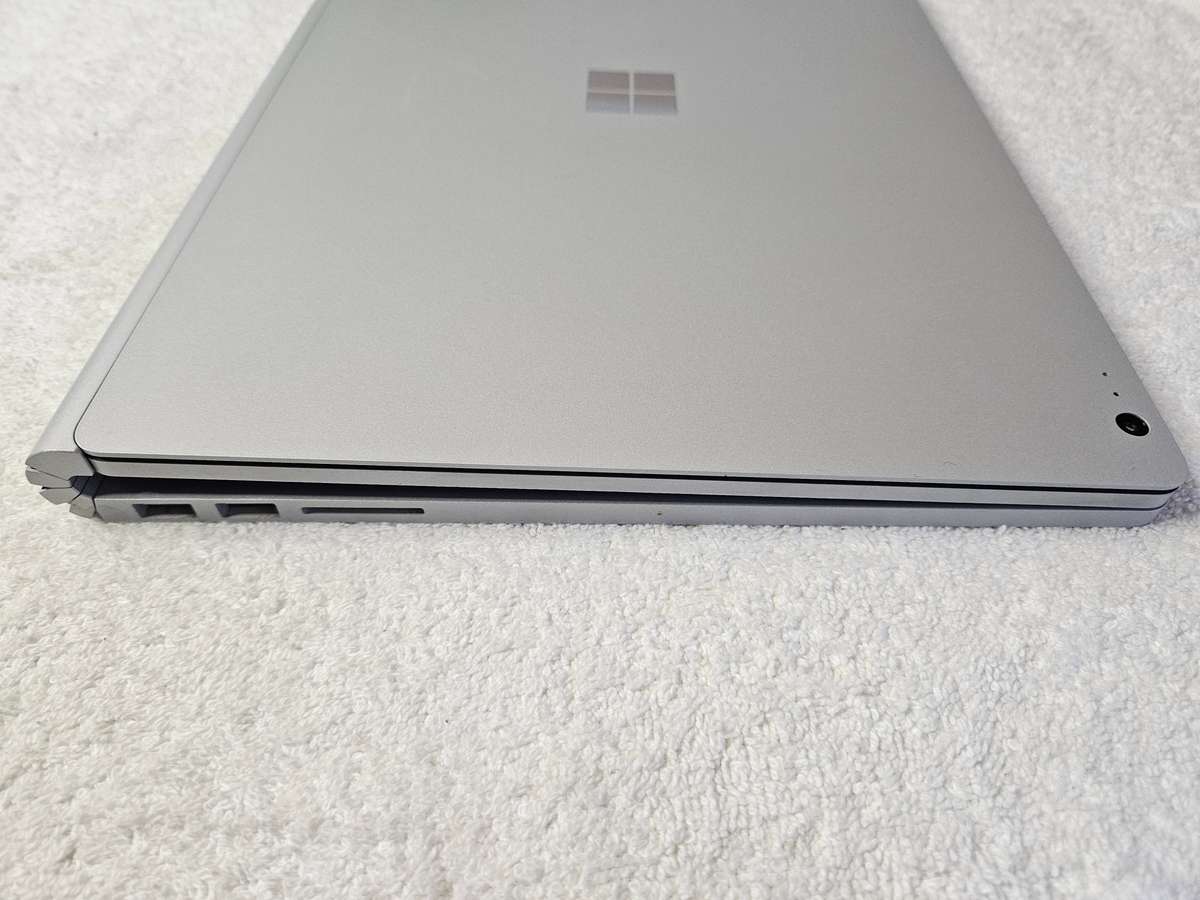 Microsoft Surface Book 2 - 2 in 1 - i5 7th Gen - 8GB - 256 SSD - Touch Screen - Excellent