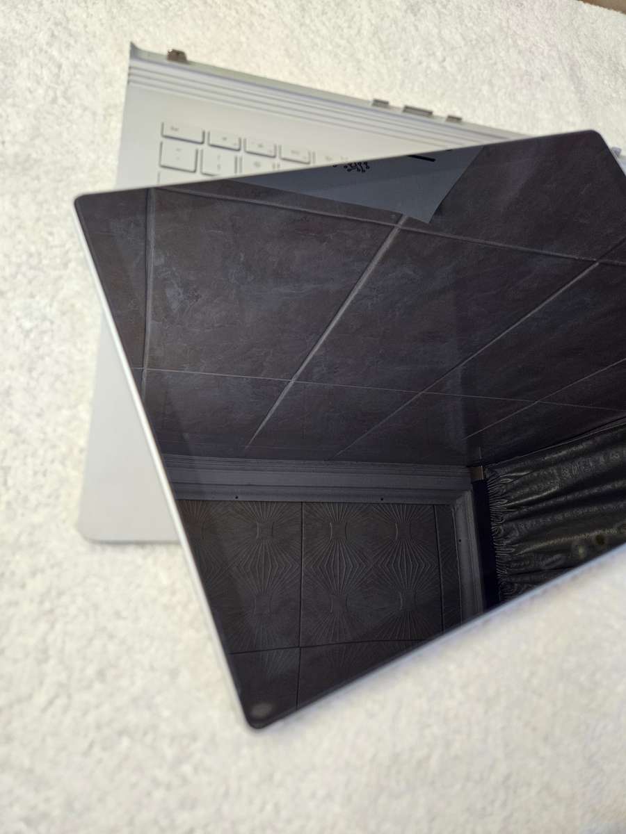 Microsoft Surface Book 2 - 2 in 1 - i5 7th Gen - 8GB - 256 SSD - Touch Screen - Excellent