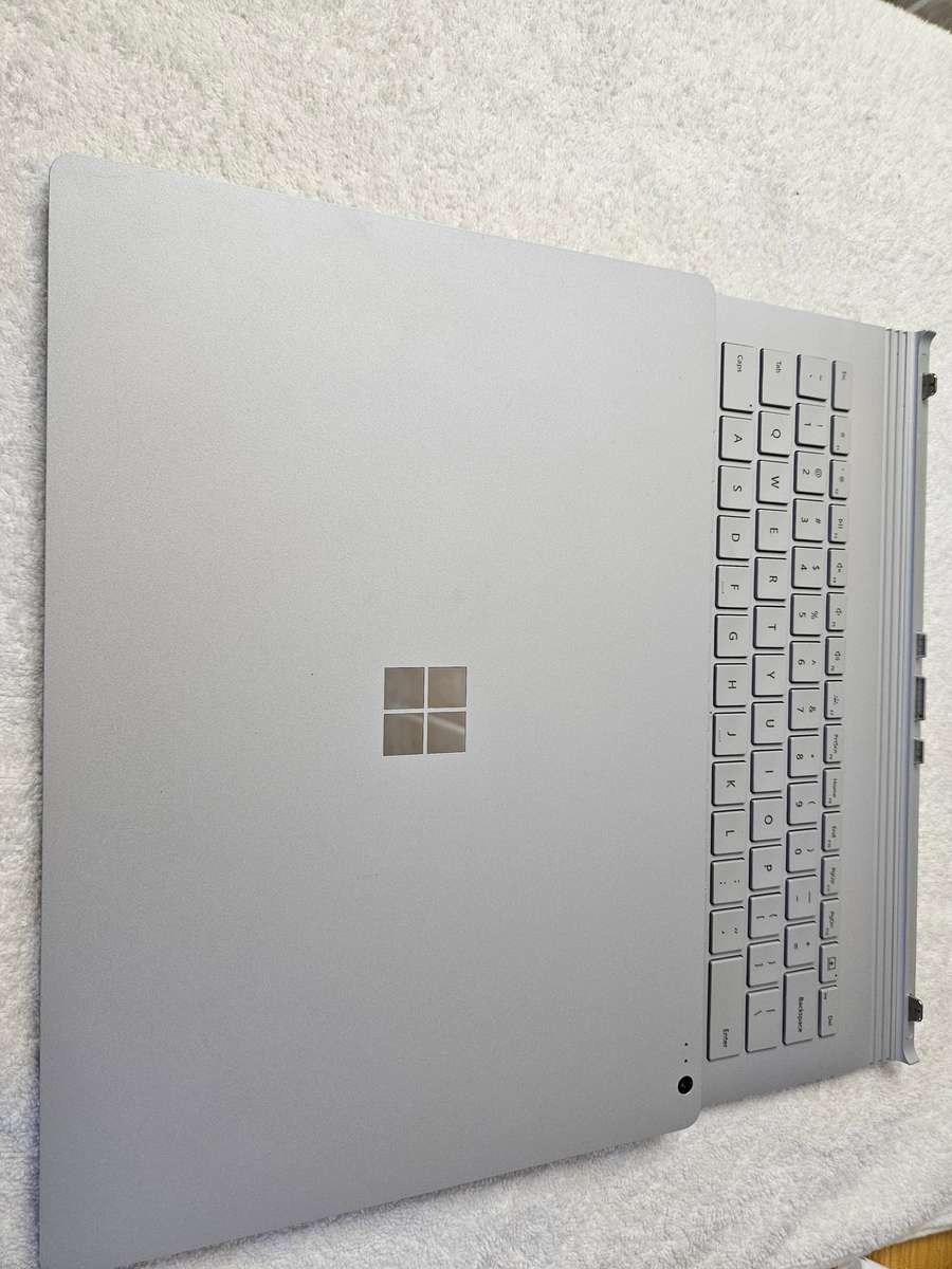 Microsoft Surface Book 2 - 2 in 1 - i5 7th Gen - 8GB - 256 SSD - Touch Screen - Excellent