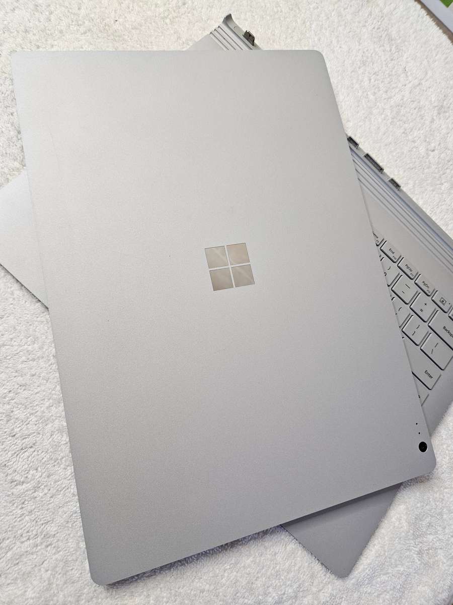 Microsoft Surface Book 2 - 2 in 1 - i5 7th Gen - 8GB - 256 SSD - Touch Screen - Excellent