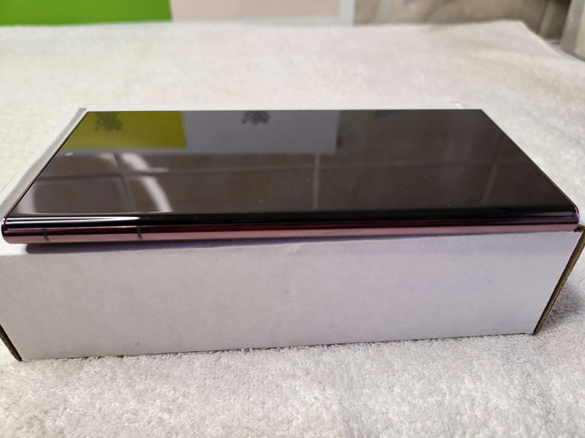 Samsung Galaxy S22 Ultra 5G 128GB All Networks Burgundy With Extras