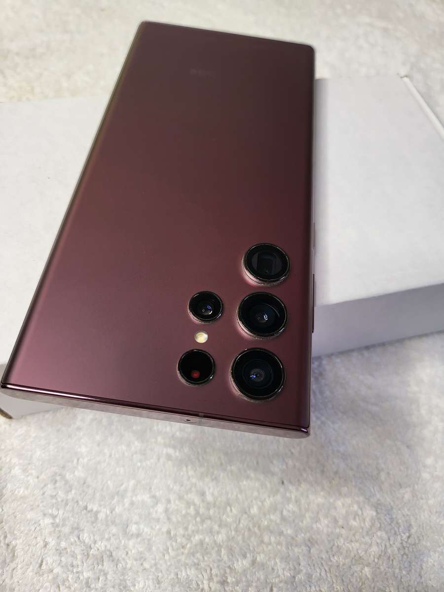 Samsung Galaxy S22 Ultra 5G 128GB All Networks Burgundy With Extras