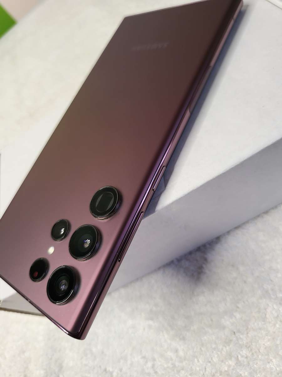 Samsung Galaxy S22 Ultra 5G 128GB All Networks Burgundy With Extras