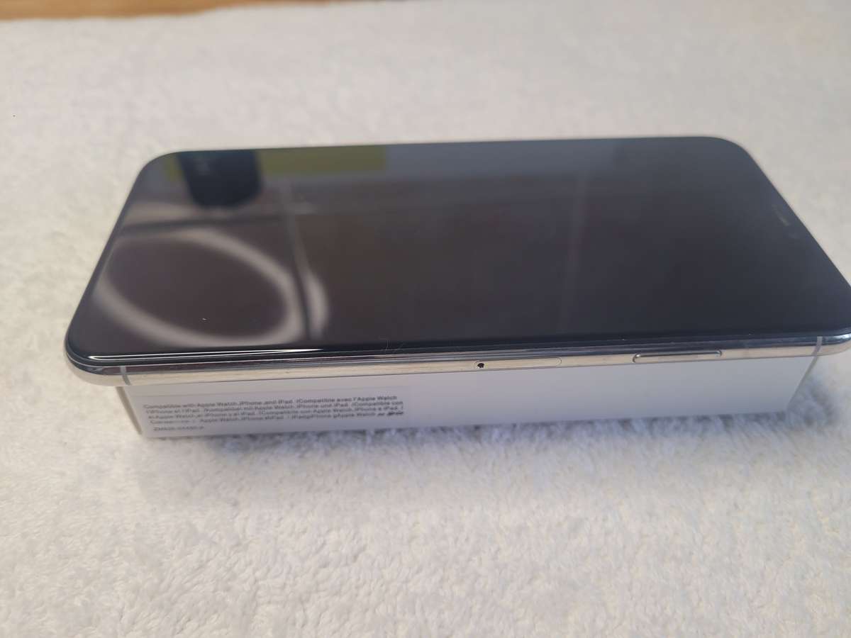 iPhone XS Max Silver 256GB With Extras