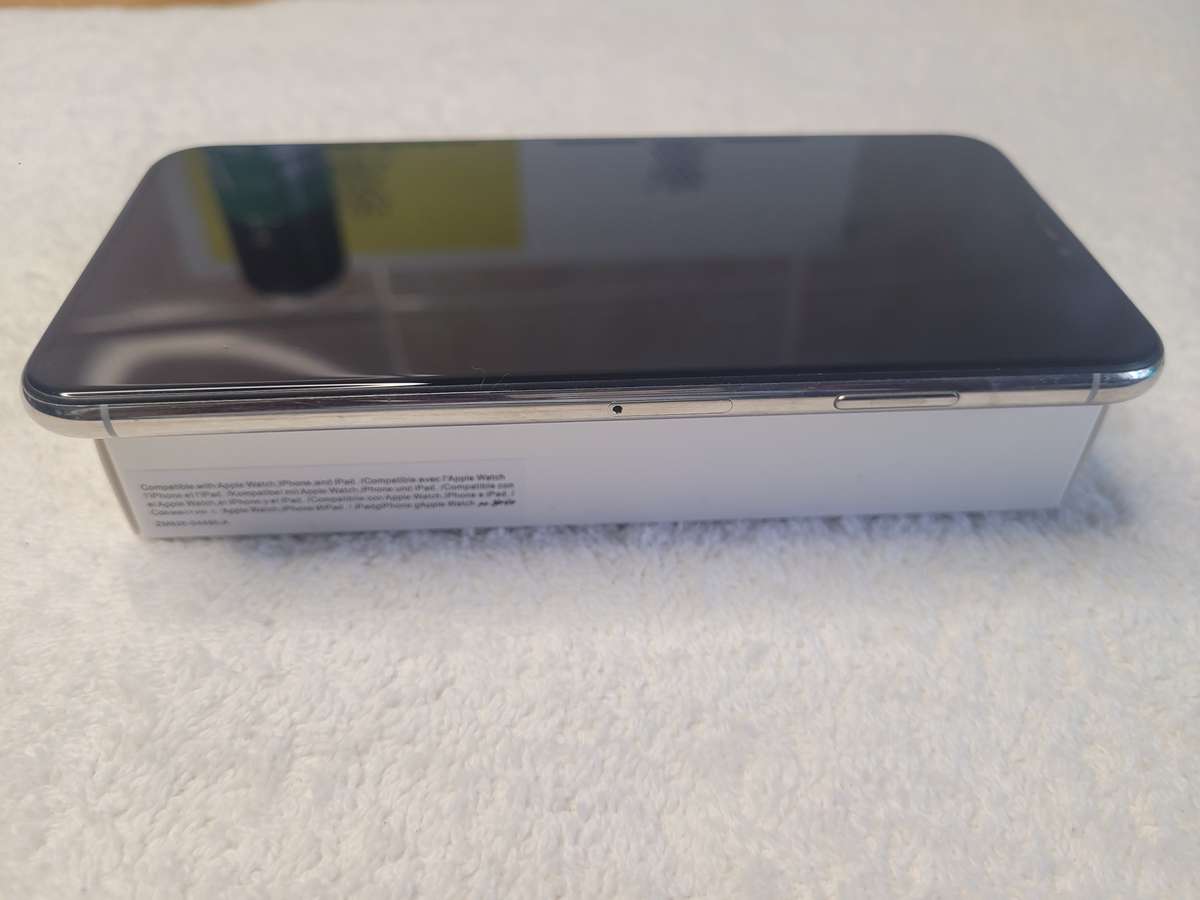 iPhone XS Max Silver 256GB With Extras