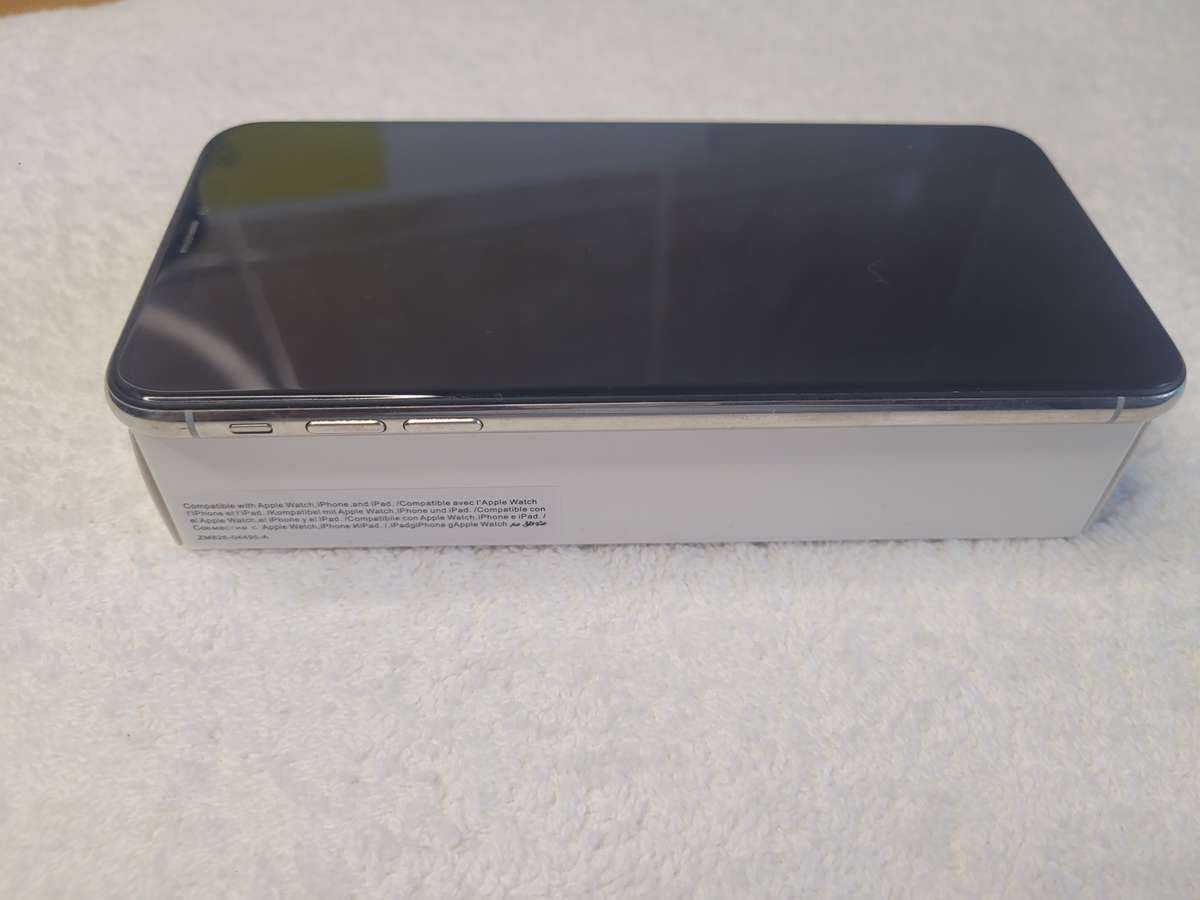 iPhone XS Max Silver 256GB With Extras