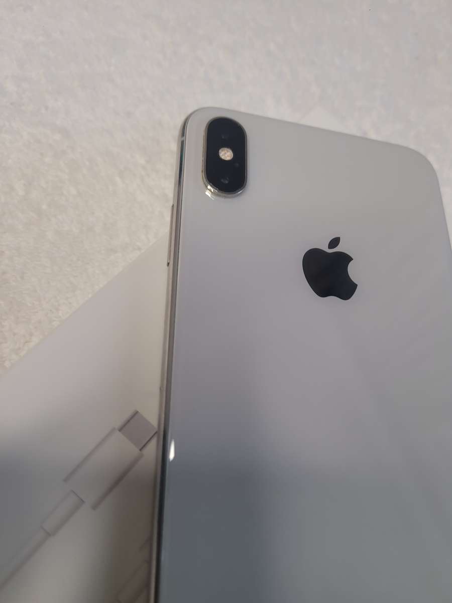 iPhone XS Max Silver 256GB With Extras