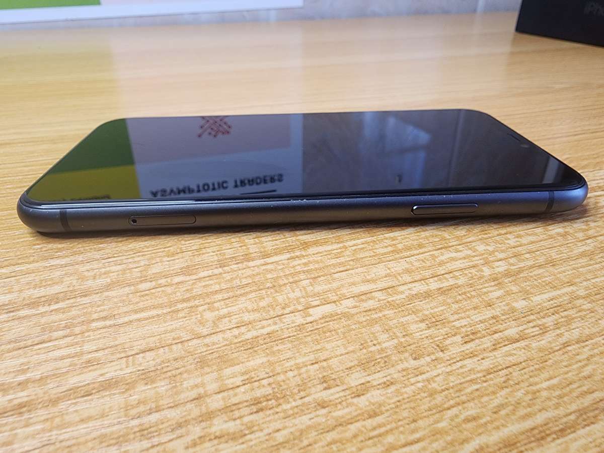 iPhone 11 | Black | 64GB | Excellent Condition | With Extras | Read