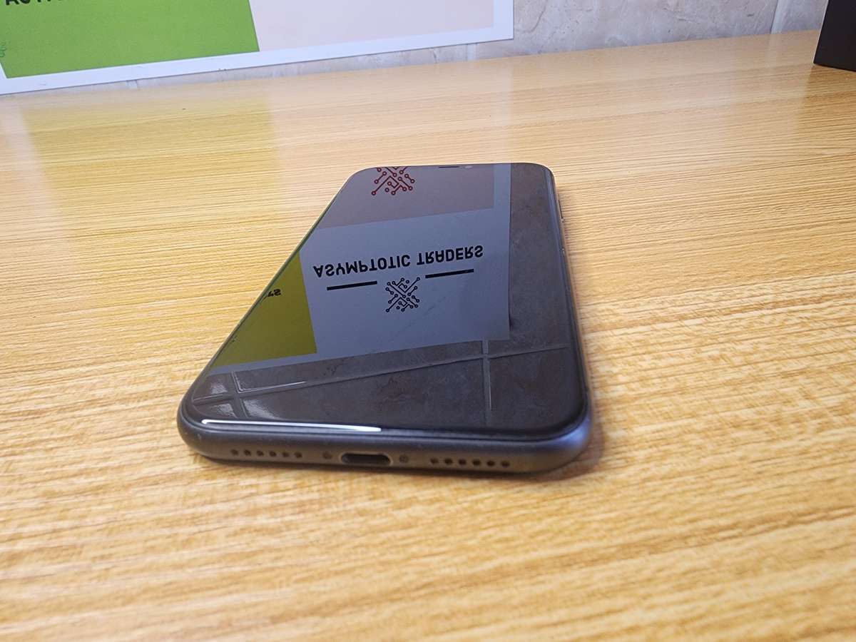 iPhone 11 | Black | 64GB | Excellent Condition | With Extras | Read