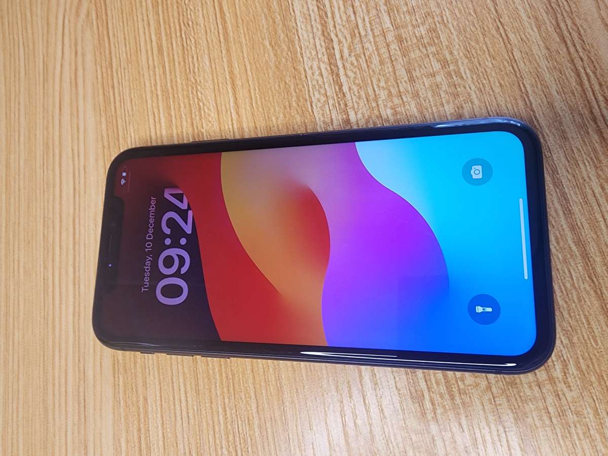 iPhone 11 | Black | 64GB | Excellent Condition | With Extras | Read