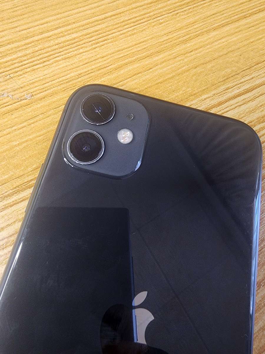 iPhone 11 | Black | 64GB | Excellent Condition | With Extras | Read