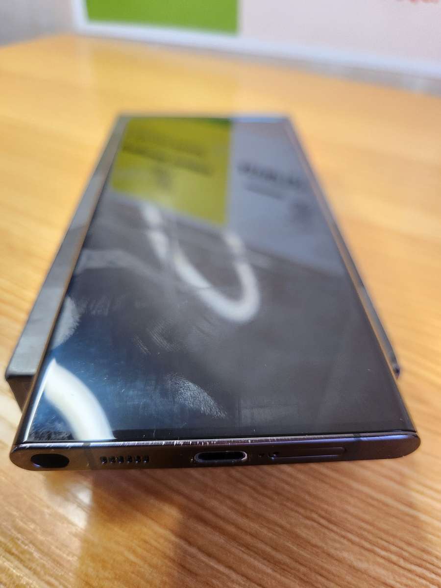 Samsung Galaxy | S22 Ultra 5G | 256GB | All Networks | Dual Sim | Burgundy | Very Good Condition