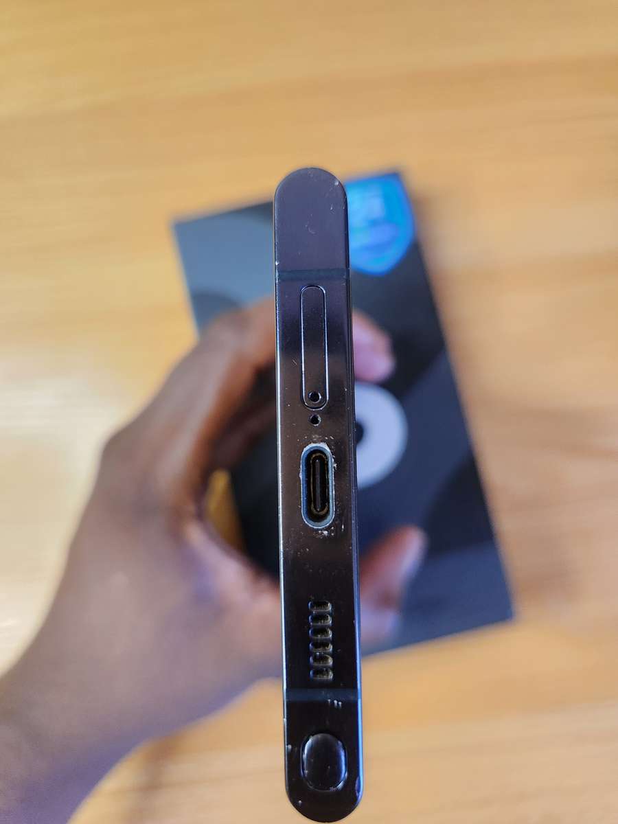 Samsung Galaxy | S22 Ultra 5G | 256GB | All Networks | Dual Sim | Burgundy | Very Good Condition