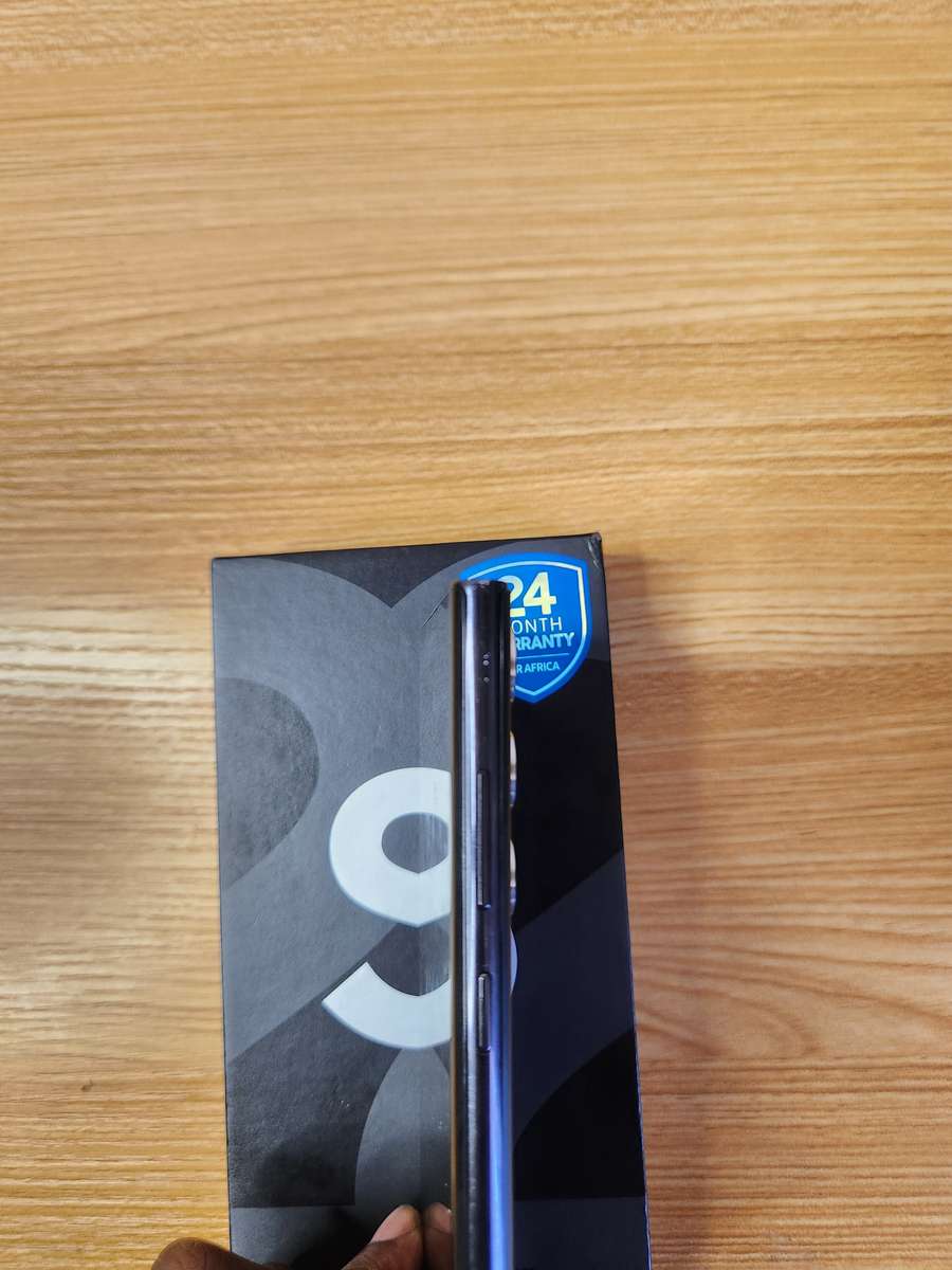 Samsung Galaxy | S22 Ultra 5G | 256GB | All Networks | Dual Sim | Burgundy | Very Good Condition