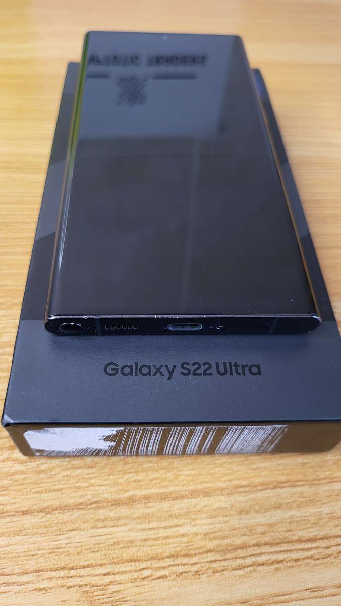 Samsung Galaxy | S22 Ultra 5G | 256GB | All Networks | Dual Sim | Black | Very Good Condition