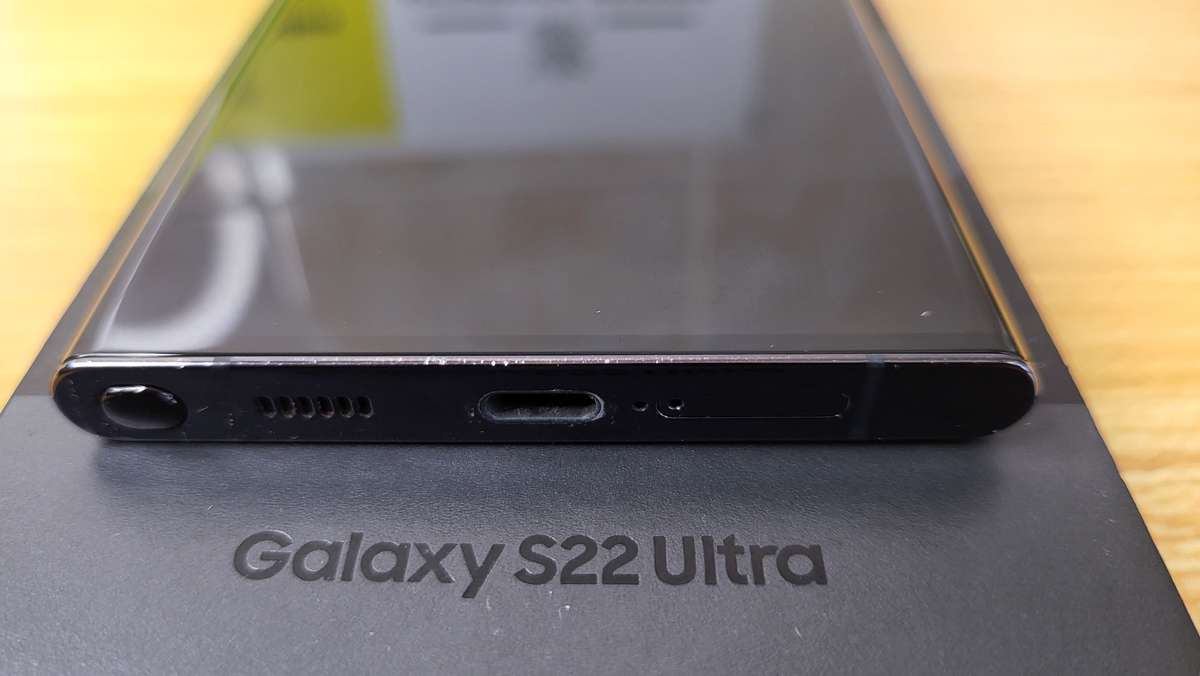 Samsung Galaxy | S22 Ultra 5G | 256GB | All Networks | Dual Sim | Black | Very Good Condition