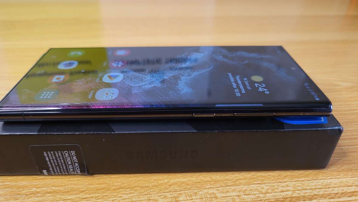 Samsung Galaxy | S22 Ultra 5G | 256GB | All Networks | Dual Sim | Black | Very Good Condition