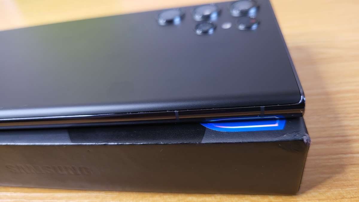 Samsung Galaxy | S22 Ultra 5G | 256GB | All Networks | Dual Sim | Black | Very Good Condition