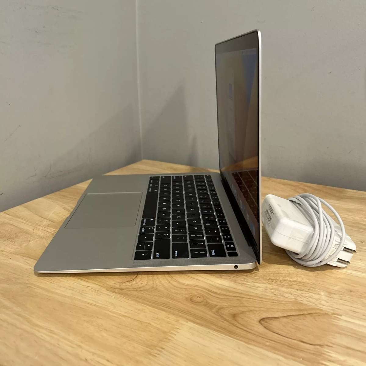 Apple MacBook Air 13" - 2019 - Core i5 - 8GB - 256GB - Excellent Condition