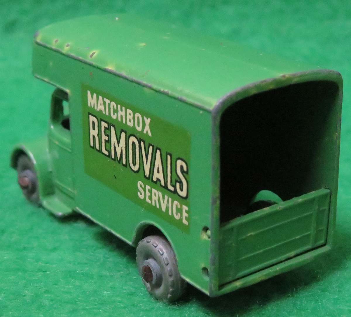 **Lesney No.17**Bedford Truck - Matchbox Removals Service**Made in England**Vintage**