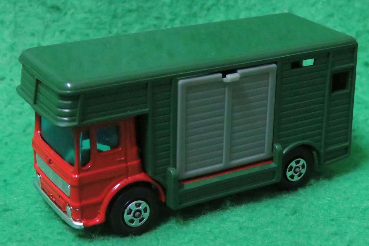 Matchbox Lesney**No. 17**Horse Box Truck**Made in England**Side door opens**With original Horses**