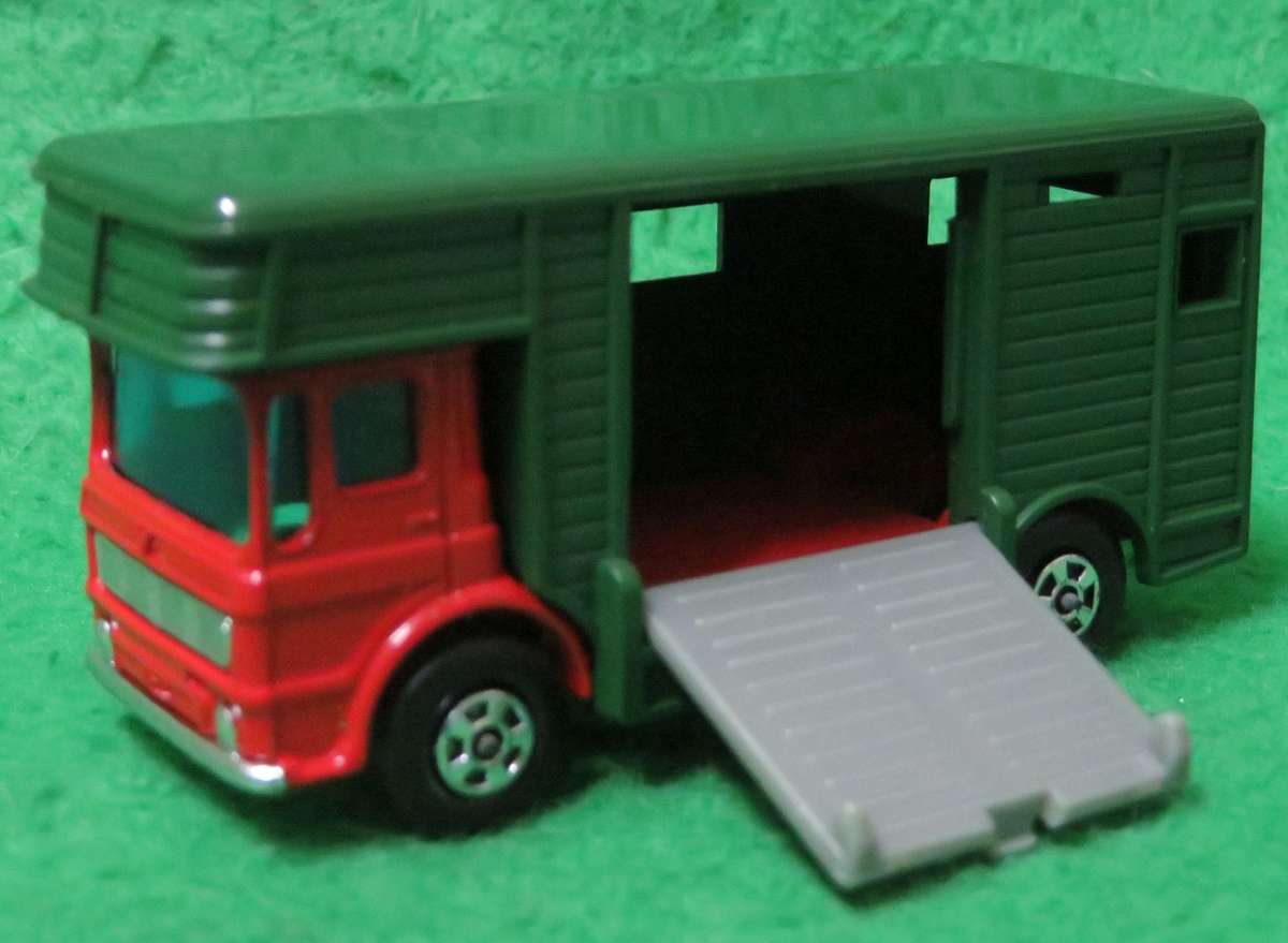 Matchbox Lesney**No. 17**Horse Box Truck**Made in England**Side door opens**With original Horses**