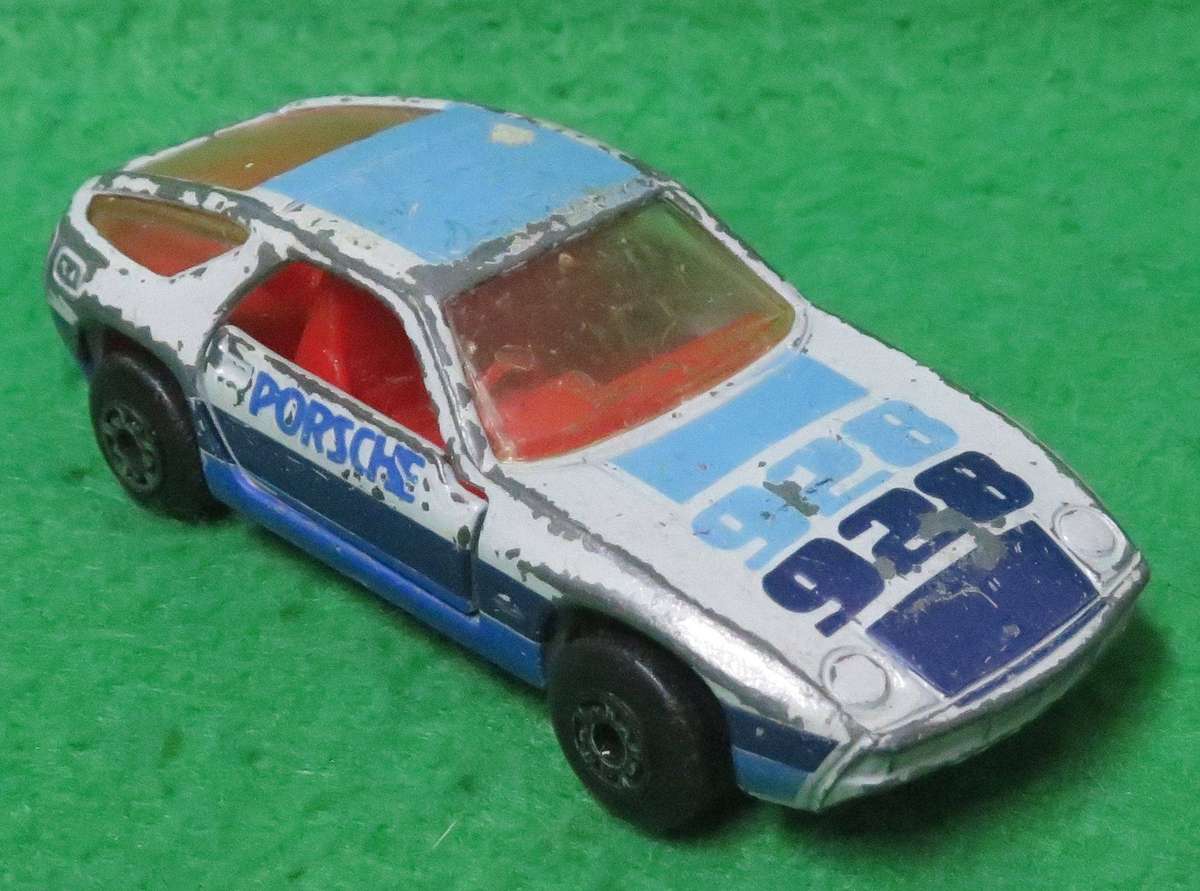 Matchbox Toys Ltd**Porsche 928**Made in Macau**1979**Metal base**Doors open**