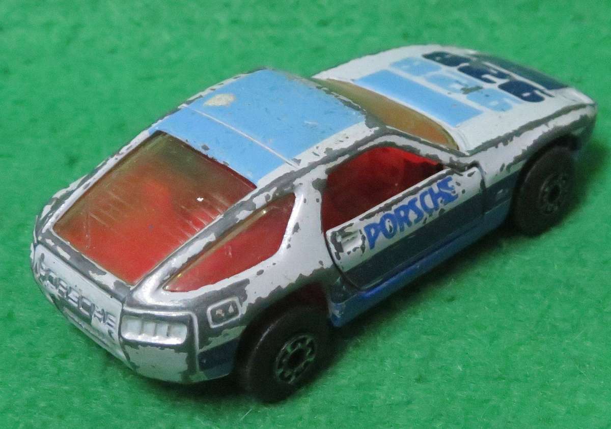 Matchbox Toys Ltd**Porsche 928**Made in Macau**1979**Metal base**Doors open**