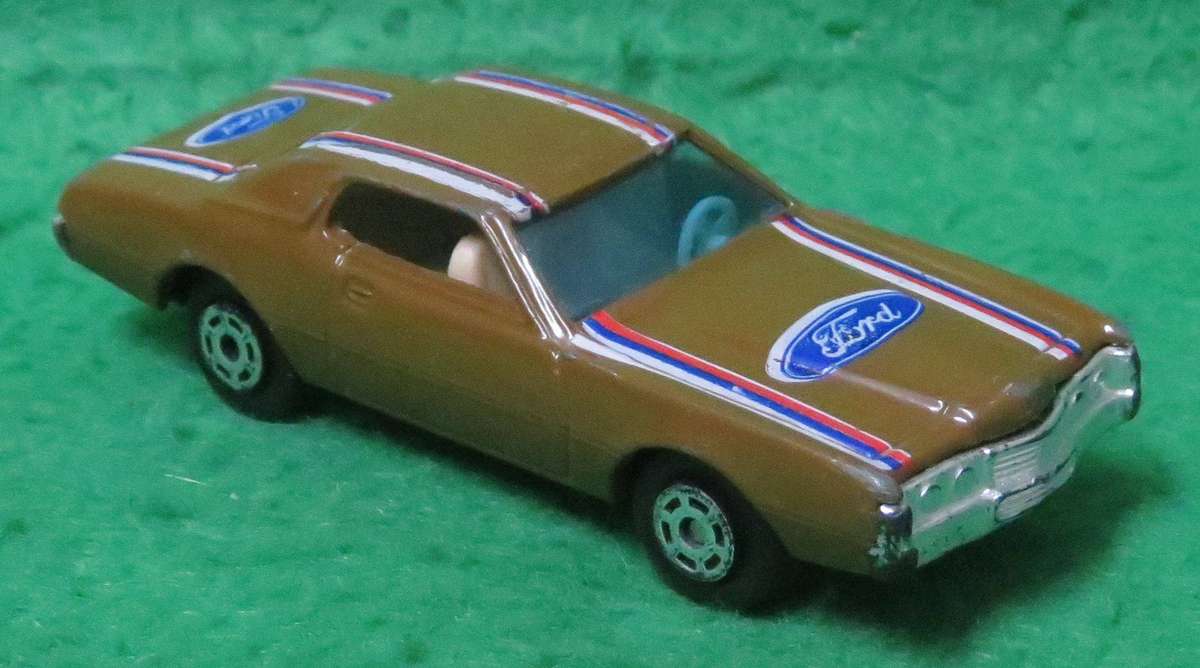 Vintage Yatming**Ford Thunderbird**Made in Hong Kong**Metal base**