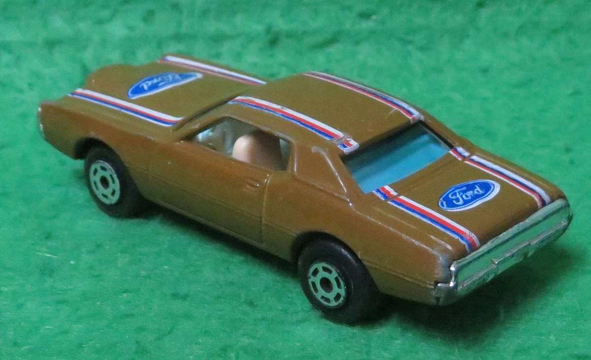 Vintage Yatming**Ford Thunderbird**Made in Hong Kong**Metal base**