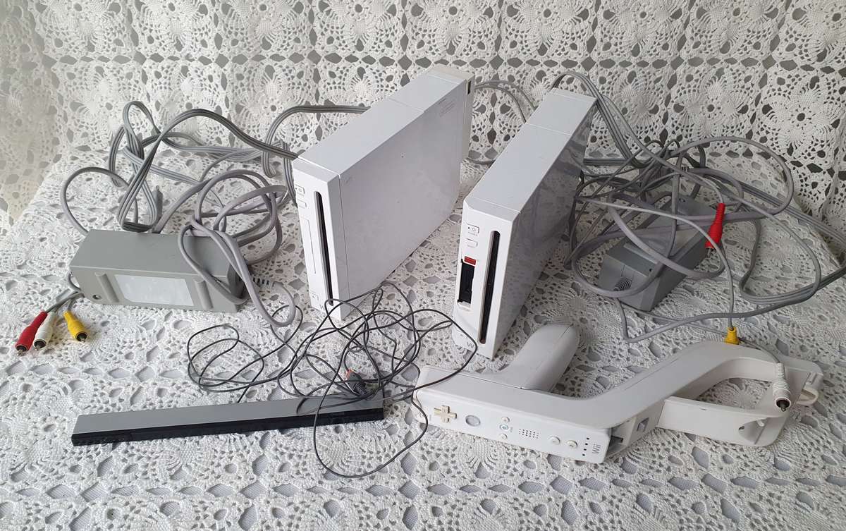 2x Nintendo Wii Consoles, 1x Remote, 1x TV Censor