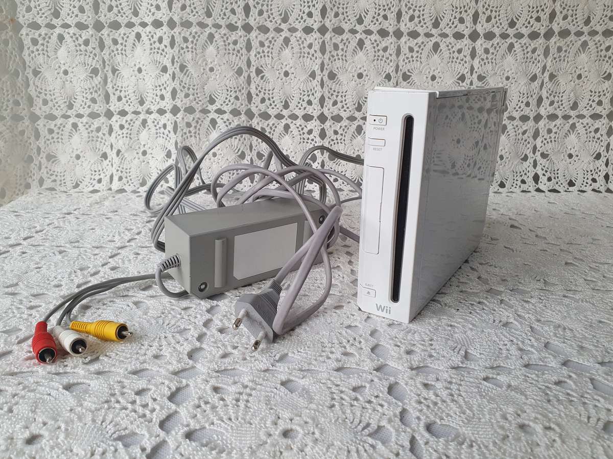2x Nintendo Wii Consoles, 1x Remote, 1x TV Censor