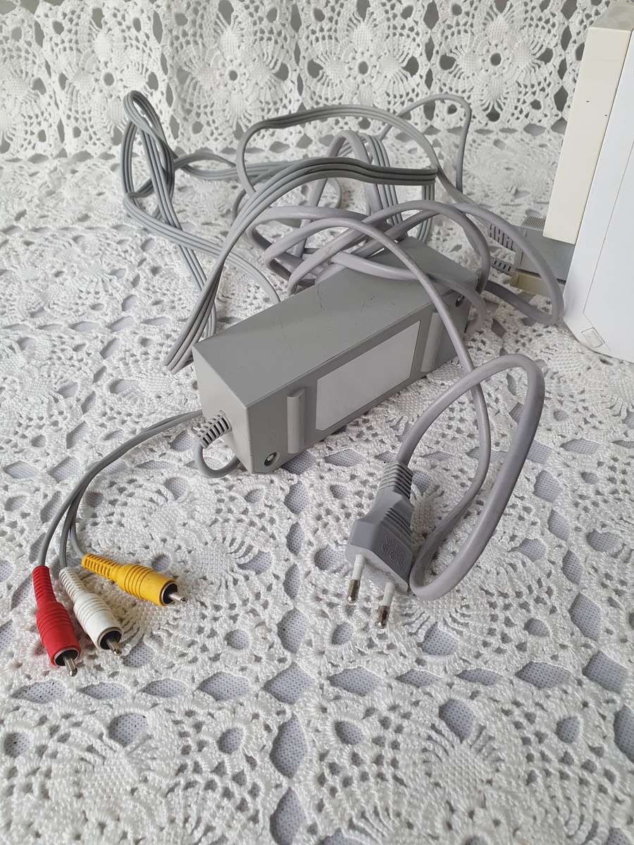 2x Nintendo Wii Consoles, 1x Remote, 1x TV Censor